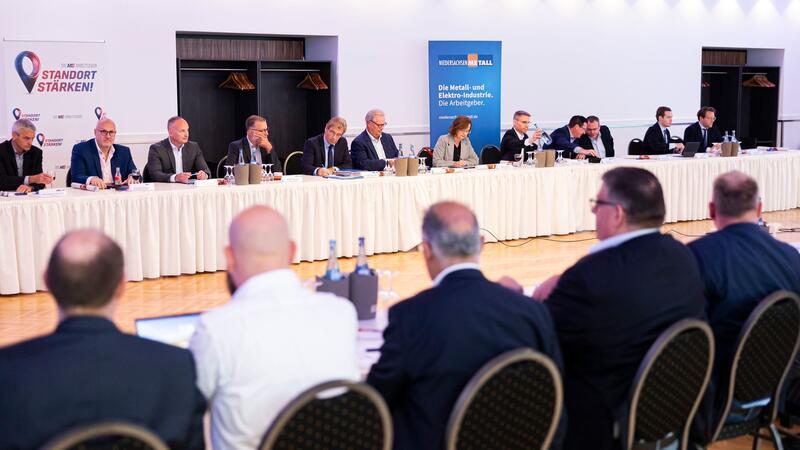 Metalltarifrunde in Niedersachsen endet ohne Annäherung Beim Tarifauftakt kam es zu keiner Annäherung zwischen IG Metall und dem Arbeitgeberverband Niedersachsenmetall.