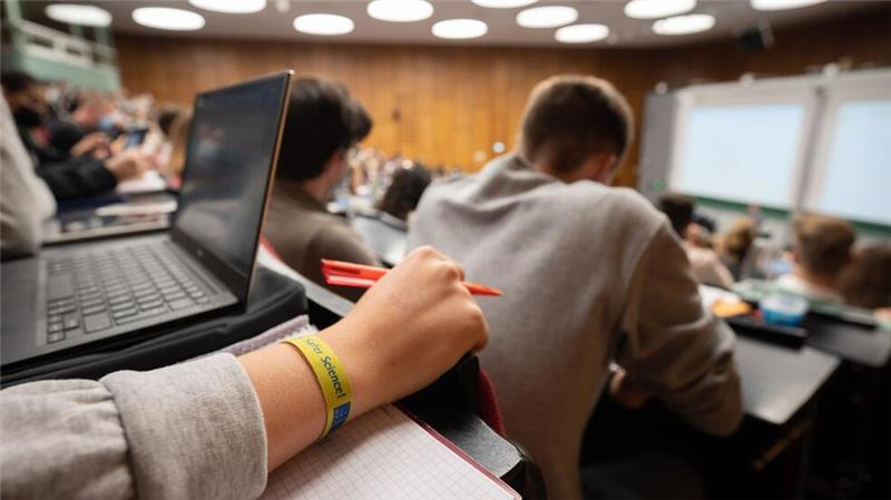 Wenig Studierende in Teilzeit in Niedersachsen und Bremen Beim Teilzeitstudium berücksichtigen Hochschulen, dass die Studierenden noch andere Verpflichtungen neben dem Studium haben. (Archivbild)