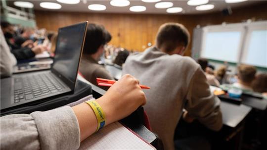 Beim Teilzeitstudium berücksichtigen Hochschulen, dass die Studierenden noch andere Verpflichtungen neben dem Studium haben. (Archivbild)