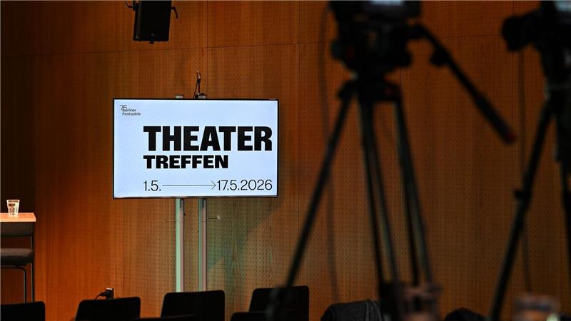 Beim Theatertreffen setzt sich Schauspielerin Paulina Alpen mit „Die Welt im Rücken“ durch und erhält den Alfred-Kerr-Darstellerpreis. (Archivbild)