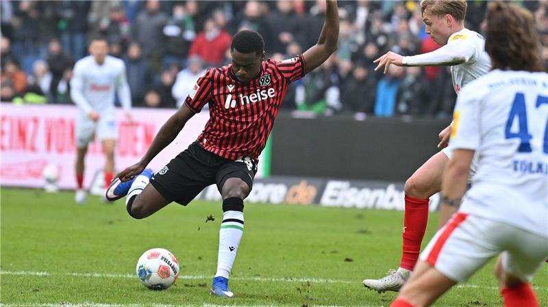Beim Torschuss: Hannovers Noel Aseko.