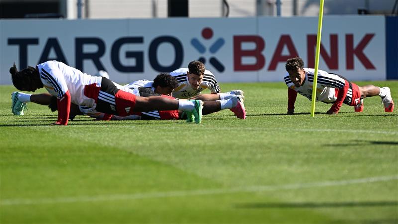 Geheimratsecken, Schweineohren und Klopps Griechen-Warnung Beim Training musste das Verliererteam bei einer Übung Liegestütze machen.