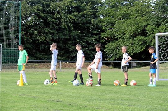 Beim Training noch vereint, am Wochenende treffen sie als Gegner in der Gruppe D aufeinander: Die Spieler der JSG Goslar I und der JSG Goslar IV bereiten sich gemeinsam auf die GZ-Mini-WM vor. Foto: Skuza