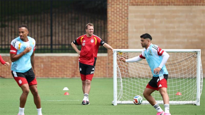 Beim Training schaute Nagelsmann ganz genau hin. 