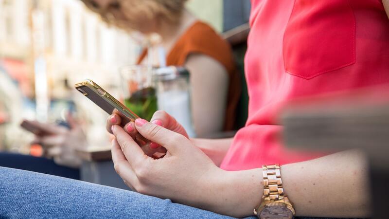 8 Tipps für einen achtsamen Umgang mit dem Smartphone Beim Treffen mit Freunden sollte das Smartphone in der Tasche bleiben.
