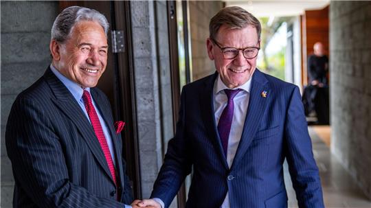 Beim Treffen von Außenminister Johann Wadephul (CDU) mit seinem neuseeländischen Kollegen Winston Peters spielt auch der russische Angriffskrieg gegen die Ukraine eine Rolle.
