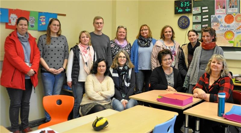 Beim Umgang miteinander macht auch der Ton ein Stück weit die Musik: Unter dem Dach der Goetheschule wird nach Ansicht des Kollegiums der Situation entsprechend gute Arbeit geleistet. Enge Räume und zu wenig Personal lassen jedoch oft nicht zu, dass alles nach Wunsch und Maßgabe läuft. Die Vorwürfe des Schulträgers gegen Rektorin Ute Kesten, viel zu spät über viel zu viele Erstklässler informiert zu haben, weisen die Lehrkräfte entschieden zurück. Foto: Heine