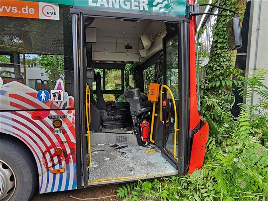 Beim Unfall eines Linienbusses im schwäbischen Nürtingen haben sich mehrere Dutzend Fahrgäste verletzt, einige von ihnen schwer.