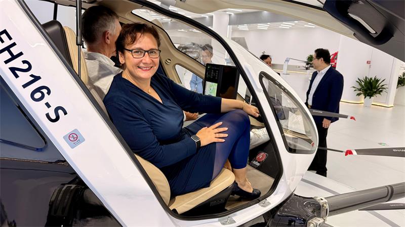 Beim Unternehmen EHang, ein Pionier autonomer Flugtaxis, absolviert Universitätspräsidentin Sylvia Schattauer einen Testflug.