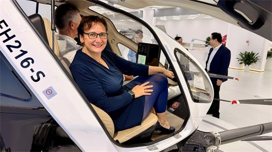Beim Unternehmen EHang, ein Pionier autonomer Flugtaxis, absolviert Universitätspräsidentin Sylvia Schattauer einen Testflug.