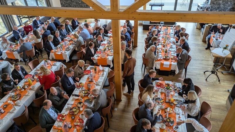 Fast 100 Gäste besuchen das Unternehmerfrühstück in Bad Harzburg Beim Unternehmerfrühstück im Restaurant „Ursprung“ bleibt kaum ein Platz frei.