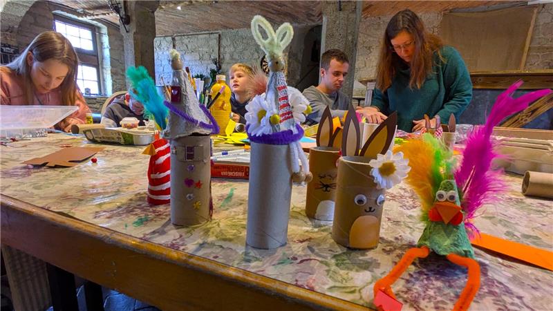 Beim Upcycling werden aus Toilettenrollen und Eierkartons bunte Häschen und Hühnchen.