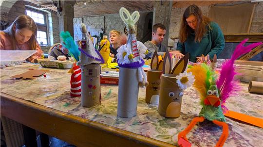 Beim Upcycling werden aus Toilettenrollen und Eierkartons bunte Häschen und Hühnchen.