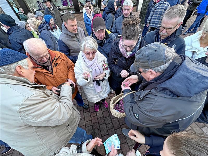 Beim Verkauf der Schweinchen herrscht stets – und auch am vorletzten Tag des vergangenen Jahres – ein mächtiges Gedränge in der Bummelallee. Foto: Schlegel