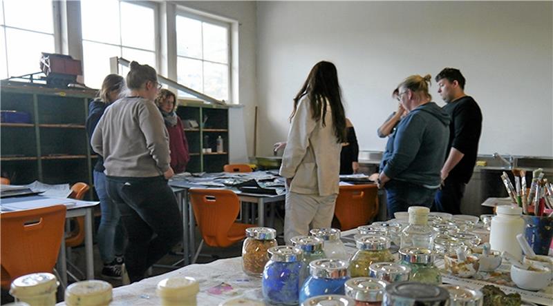 Beim Vitriol-Workshop werden die Schüler künstlerisch tätig. Foto: Privat