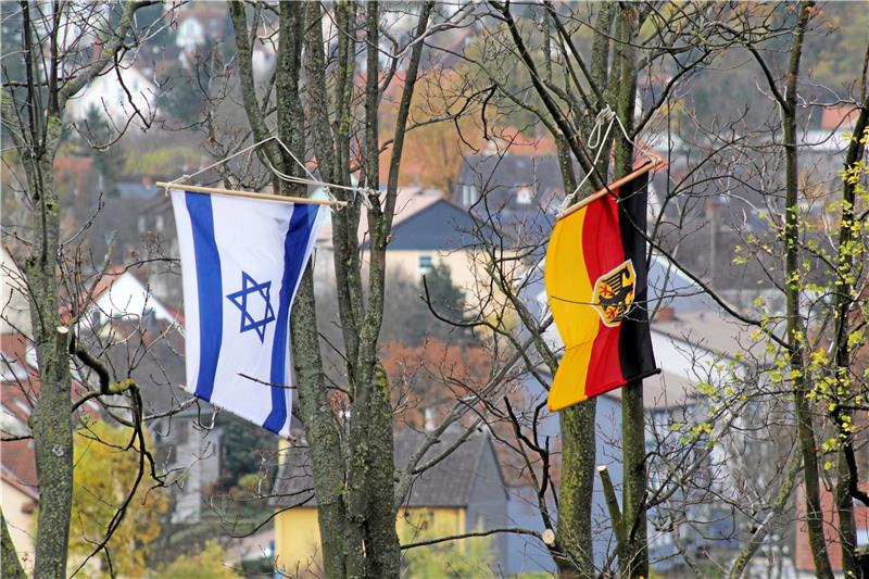 Das waren die Feiern in Bad Harzburg, Braunlage und Oberharz Beim Volkstrauertag in Bad Harzburg wehen eine deutsche und eine israelische Flagge. Foto: Nachtweyh