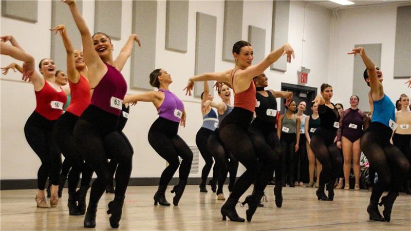 100 Jahre Showtanzgruppe „Rockettes“ - noch zeitgemäß? Beim Vortanzen müssen sich die Frauen in kürzester Zeit dehnen und aufwärmen und dann eine kurze Choreographie einstudieren.