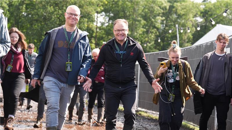 Natur als Verbündete: Was Schneider beim Klimaschutz plant Beim Wackener Open Air Festival in Schleswig-Holstein kamen Ende Juli und Anfang August Schlammschutzmatten aus Moorgräsern zum Einsatz. Solche Produkte will Umweltminister Carsten Schneider fördern.