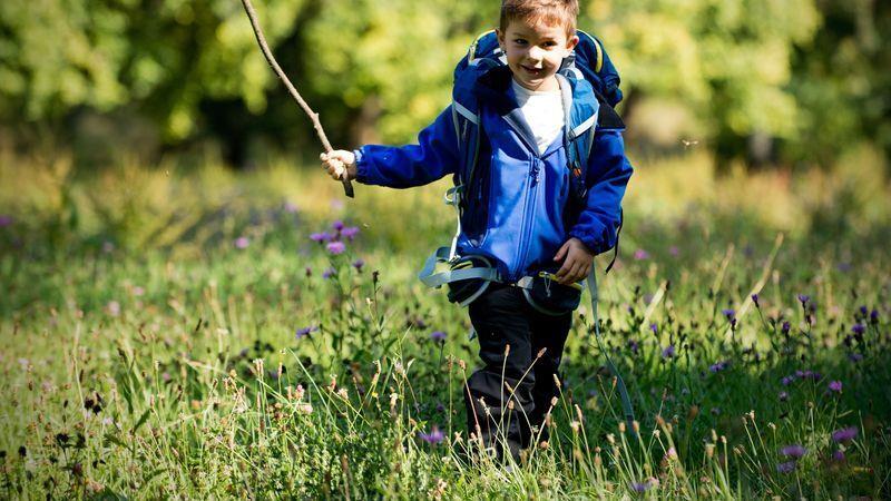Mit diesen Tipps begeistern Sie Kinder fürs Wandern Beim Wandern mit Kindern genügend Zeit zum Spielen einplanen. Foto: Jan-Philipp Strobel/dpa/dpa-tmn