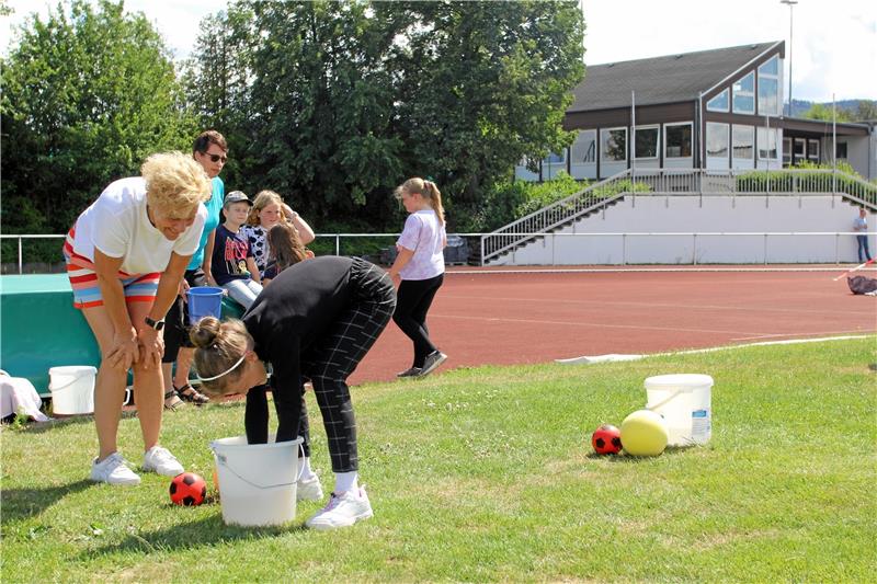 Beim Wassertransport-Spiel sind Schnelligkeit und Geschick gefragt. Foto: Nachtweyh