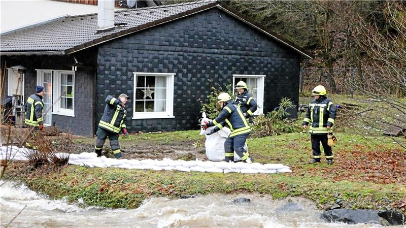 Beim Weihnachtshochwasser verbauen die Helfer etliche Sandsäcke. Archivfoto: Neuendorf