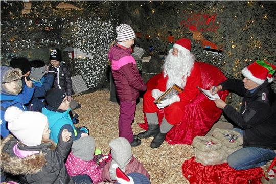 Beim Weihnachtsmarkt in Othfresen können die Kinder dem Weihnachtsmann erzählen, was sie sich zum Christfest wünschen. Fotos: Borchers (2), Hohaus (3)