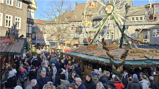 Menschen laufen über den Goslarer Weihnachtsmarkt.
