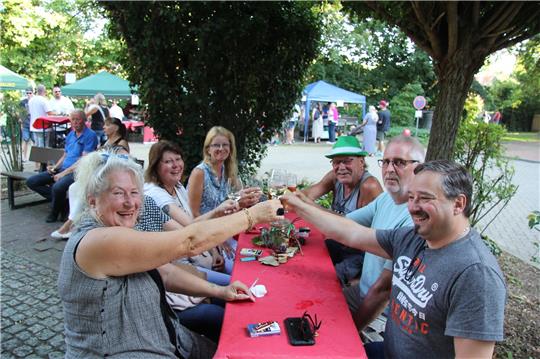 Beim Weinfest herrscht eine fröhliche Stimmung. Foto: Hohaus