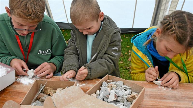 Beim Werken gestalten die Kinder im Zelt an der Kirche Specksteine.