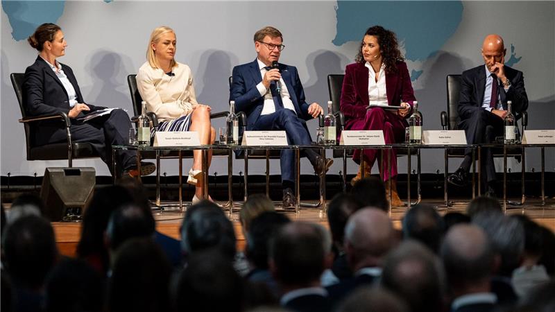 Wadephul macht Tempo bei neuen Freihandelsabkommen Beim Wirtschaftstag der Botschafterkonferenz im Auswärtigen Amt diskutiert auch BDI-Präsidenten Peter Leibinger (rechts) mit den Diplomatinnen und Diplomaten.
