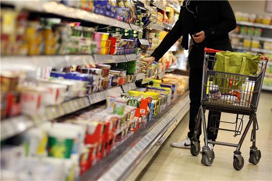 Beim Wocheneinkauf müssen Verbraucherinnen und Verbraucher immer tiefer in die Tasche greifen.