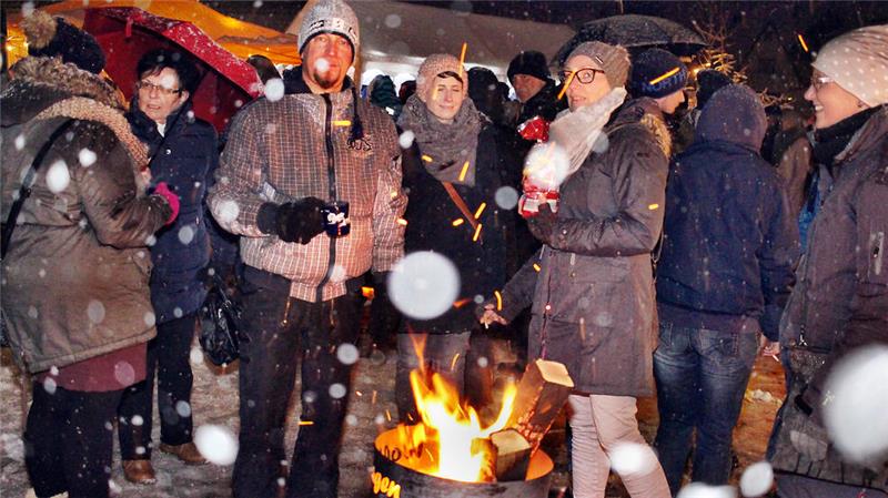 Wolfshäger Weihnachtsmarkt lockt am 2. Adventssonntag Beim Wolfshäger Weihnachtsmarkt 2017 lag sogar Schnee.