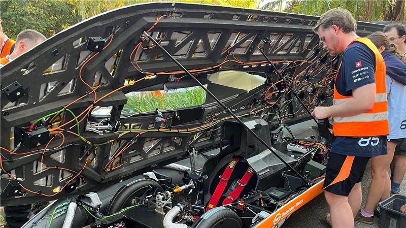 Deutsches Team bei Solarauto-Rennen in Australien vorne Beim World Solar Challenge geht es mit selbst entworfenen Elektrofahrzeuge 3000 Kilometer weit durch Australien.