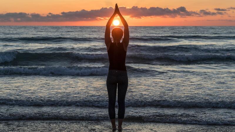 Abnehmen mit Sport: Diese 9 Tipps bringen Sie ans Ziel Beim Yoga verbrennen Sie etwa 300 bis 350 Kalorien pro Stunde.