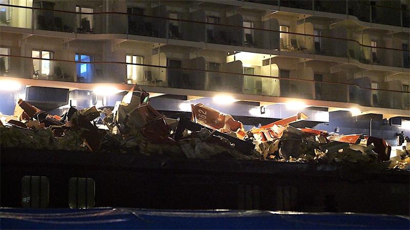 Beim Zusammenstoß eines Kreuzfahrtschiffs mit zwei Containerschiffen ist wahrscheinlich ein hoher Schaden entstanden. 