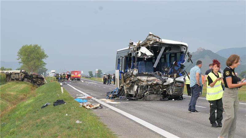 Toter und Verletzte bei Busunfall in der Slowakei Beim Zusammenstoß eines Lastautos mit einem Linienbus wurde der Vorderteil des Busses zertrümmert, der Busfahrer starb im Krankenhaus.