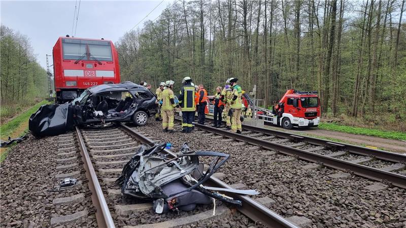 Ermittlungen nach tödlichem Unfall auf Bahnübergang Beim Zusammenstoß eines Zuges mit einem Auto an einem Bahnübergang nahe Hannover kamen drei Menschen ums Leben.