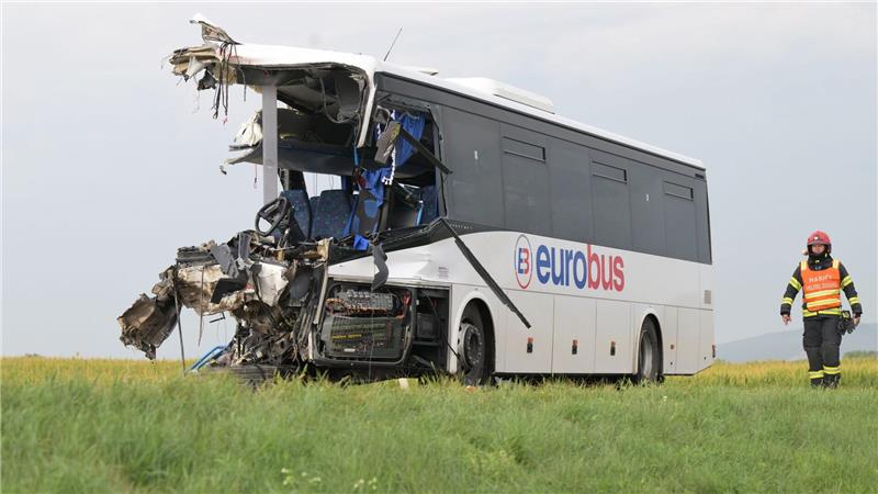 Toter und Verletzte bei Busunfall in der Slowakei Beim Zusammenstoß wurde der Busfahrer im Wrack eingeklemmt und musste von der Feuerwehr befreit werden.