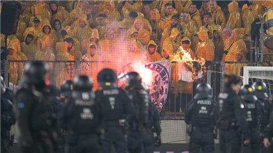 Beim Zweitliga-Spiel zwischen Dynamo Dresden und Hertha BSC kam es zu Ausschreitungen.