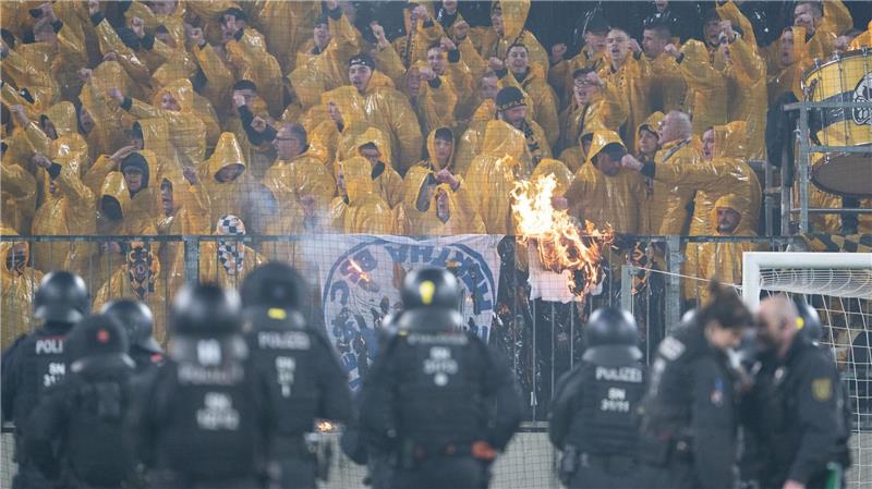 Beim Zweitliga-Spiel zwischen Dynamo Dresden und Hertha BSC kam es zu Ausschreitungen.