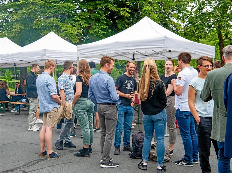 Schüler und Studenten entdecken TU Clausthal Beim abendlichen Treffen gibt es Gelegenheit für persönliche Gespräche. Foto: TU Clausthal