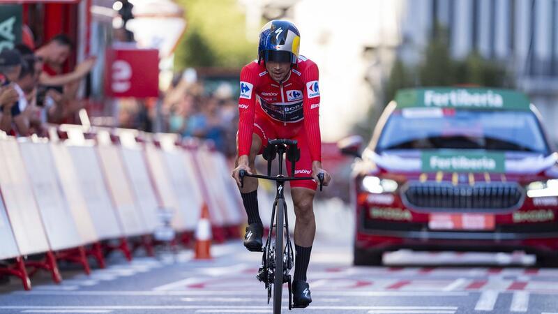 Radstar Roglic krönt sich zum Rekordsieger der Vuelta Beim abschließenden Zeitfahren erreicht Roglic als Zweiter das Ziel.