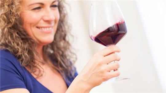 Beim „atmen“ wird der Wein weicher im Geschmack und intensiver im Aroma.