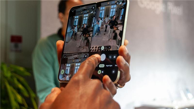 Google greift Apples iPhone mit KI-Smartphones an Beim auffaltbaren Pixel 10 Pro Fold nutzt Google das größere Display, um nebeneinander das Kamera-Bild und die neuesten aufgenommenen Fotos anzuzeigen.