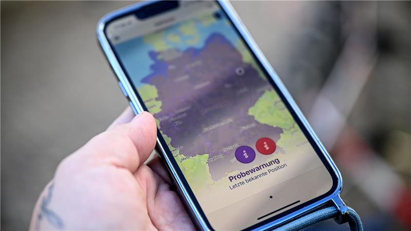 Sirenengeheul und Handylärm am bundesweiten Warntag Beim bundesweiten Probealarm wird ganz Deutschland als Gefahrengebiet in der Katwarn-App angezeigt.