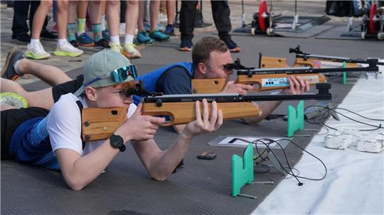 Beim diesjährigen Biathlon auf der Neuen Mitte schießen die Sportler sowohl liegend als auch stehend.