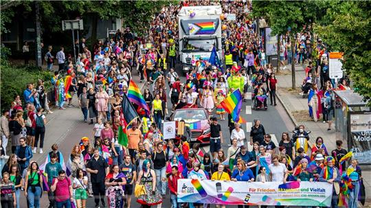 Beim diesjährigen CSD in Bremen darf die FDP nicht mit einem Fahrzeug dabei sein. (Archivbild) 