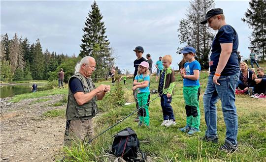 Beim ersten Angel- und Fischfest in Buntenbock gibt es Vorführungen an den Teichen. Fotos: Knoke/Tourist-Informationen Oberharz