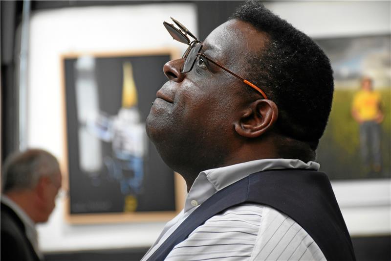 Isaac Julien macht in Goslar Stippvisite Beim ersten Besuch im Mönchehaus sieht sich der Kaiserringträger 2022 interessiert die Galerie seiner Vorgänger an. Fotos: Kempfer