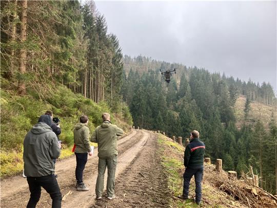 Beim ersten Flug im Stadtforst Goslar läuft alles glatt: Die Forstverwaltung will testen, ob eine Drohne beim Pflanzen von Samen an Steilhängen Kraft und Zeit erspart. Foto: Stadt Goslar